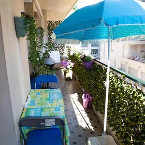 Chill Out Apartment, 2 Mins From Beach Apartment